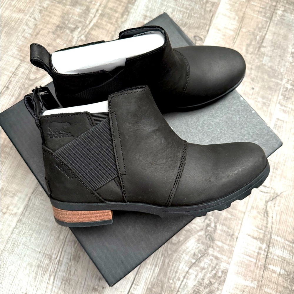 Sorel Emilie Chelsea boots black in size 9, brand new